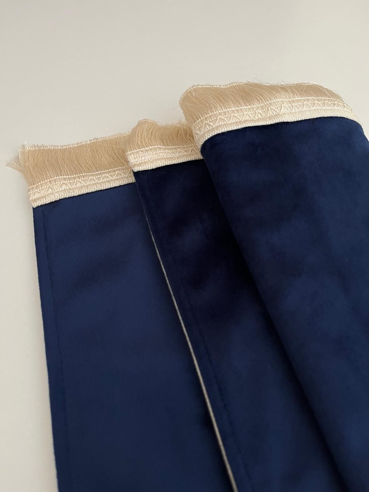 İsim Yazılabilir Lacivert Kadife Seccade – Kişiye Özel Hediyelik Namazlık