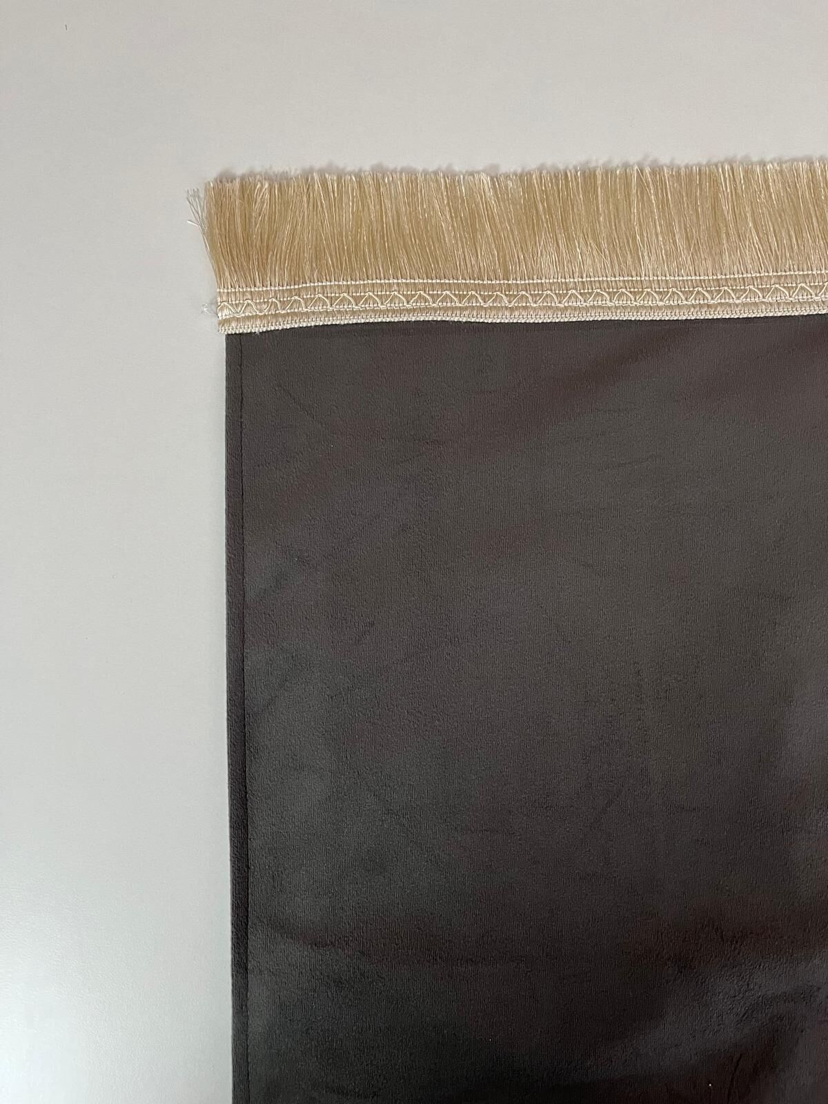 Kişiye Özel Gri Kadife Seccade – İsim Yazılı Lüks Namazlık