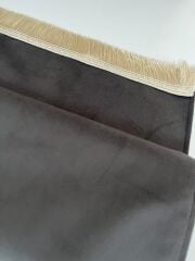 Kişiye Özel Gri Kadife Seccade – İsim Yazılı Lüks Namazlık