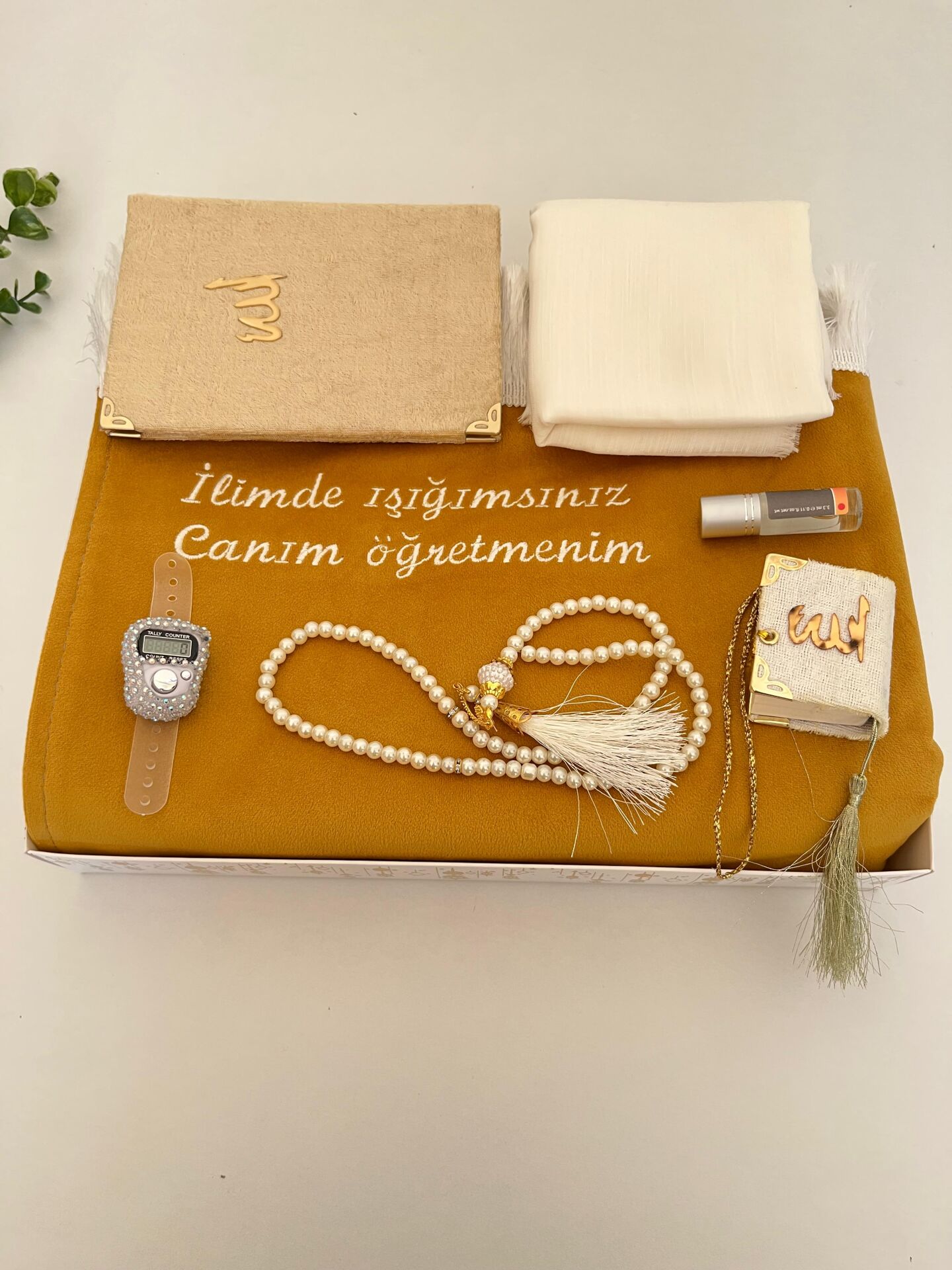 ÖĞRETMENLER GÜNÜ HEDİYELİK SECCADE SETİ HARDAL SARISI